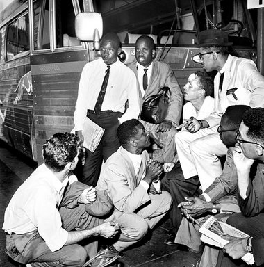 Birmingham 1961: Freedom Riders diskutieren, weil ein Greyhound-...