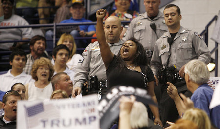 Faust hoch gegen Trump: Protest während einer Wahlkampfveranstal...