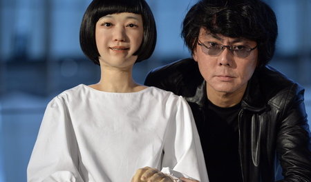 Wir sind alle Roboter: Außer Hiroshi Ishiguro (r.), der macht si...