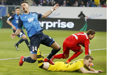 Foul oder Körpertäuschung? Besonders Sandro Wagner (l.) machte e...