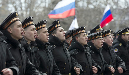 Singende russische Marinesoldaten am ersten Jahrestag des offizi...