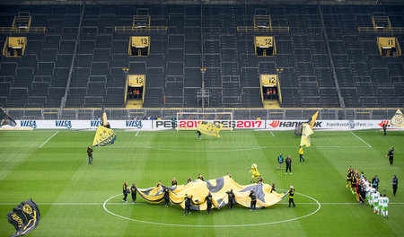 Hauptattraktion des Spieltags war die BVB-Südtribüne im Hintergr...