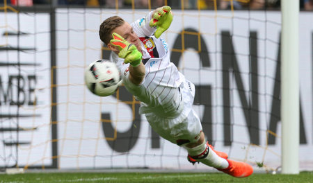 Musste oft hinter sich greifen: Leverkusens Torhüter Bernd Leno ...