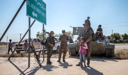 Eroberte Stadt: Kämpfer der kurdischen Volksverteidigungseinheit...