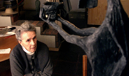 Leonora Carrington im Jahr 2000 in ihrem Atelier. In ihrem Haus ...