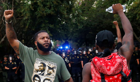 Protest gegen Polizeigewalt: Demonstranten gehen in Baton Rouge ...