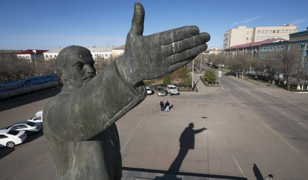 Lenin-Statue in Baikonur, dem in Kasachstan gelegenen »Weltraumb...