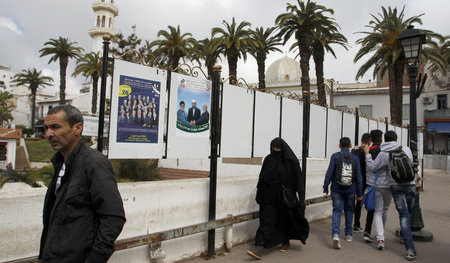 Algier am 9. April: Straßenszene mit Wahlplakaten für die Abstim...