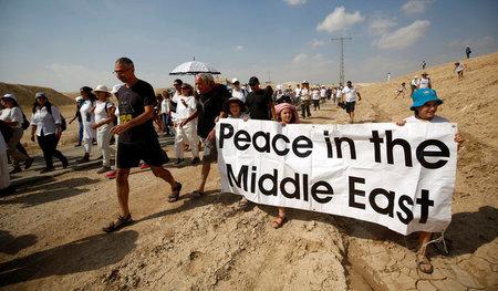 Friedensdemonstration von Israelis und Palästinensern nahe der S...