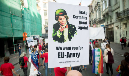 So sahen Teilnehmer einer Anti-NATO-Demonstration am Mittwoch in...