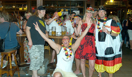 Mekka des enthemmten Vollspackentums: »Bierkönig«, El Arenal, Ma...