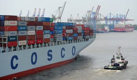 Ein beladenes Schiff der Cosco-Reederei verlässt den Hamburger H...