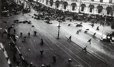 Petrograd, 17. Juli 1917: Regierungstruppen schießen Antikriegsd...