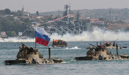 Unbedingt abwehrbereit: Amphibienfahrzeuge vor dem russischen Le...