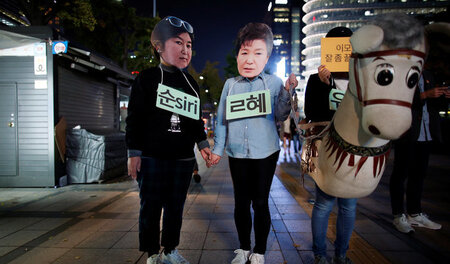 Demonstranten protestieren mit dem Konterfei von Südkoreas Exprä...