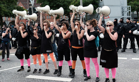 Gegen die Militarisierung des öffentlichen Raumes: Anti-G20-Prot...