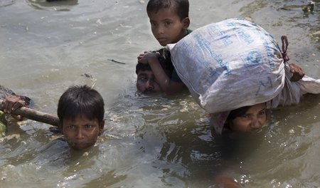 Rohingyas aus Myanmar durchqueren auf der Flucht nach Bangladesh...