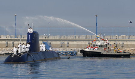 Ein israelisches Navy-Boot »begrüßt« ein neues deutsches U-Boot ...