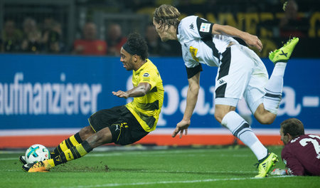 Gut am wirbeln: Dortmunds Pierre-Emerick Aubameyang (l.) trifft ...